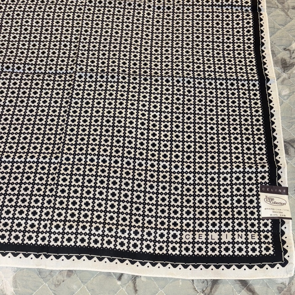 Celine Monochrome Geometric Scarf
Size is 22x22 inches